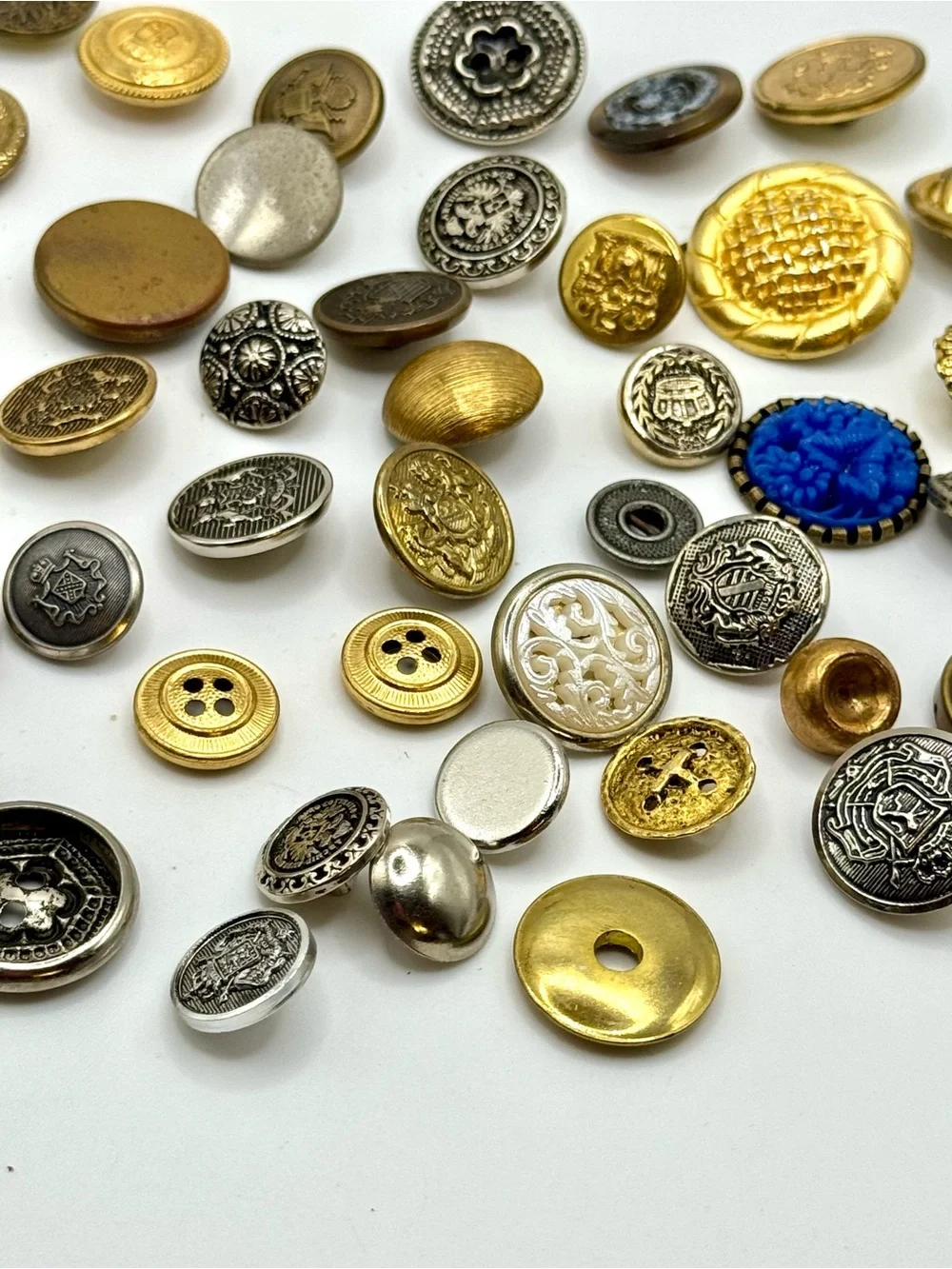 Vintage military and fashion buttons - Lot  7